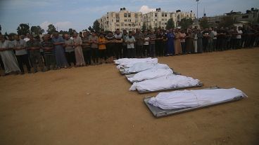مشيعون يصلون على جثامين أفراد عائلة الآغا الذين قُتلوا جراء غارة جوية إسرائيلية، الأربعاء، 11 تشرين الأول / أكتوبر 2023. 