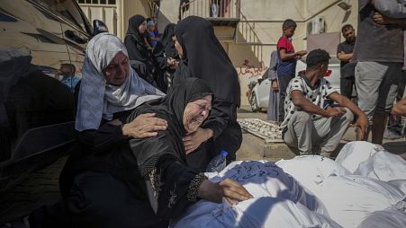 فلسطينيون يبكون ذويهم الذين قتلوا في غارة إسرائيلية 