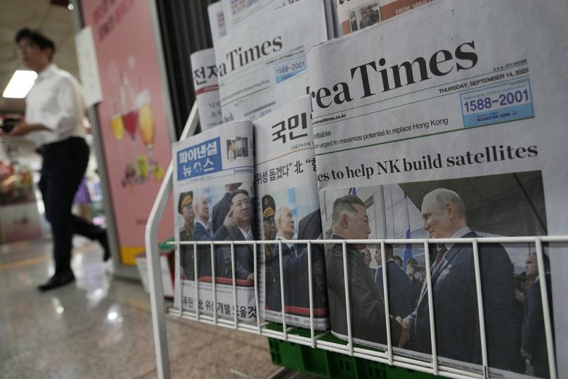 Südkoreanische Zeitungen berichteten über das vergangene Treffen Kim Jong-uns und Putins im September 2023.