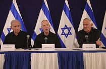 Benjamin Netanjahu, a védelmi miniszter, Yoav Gallant és a háborús kabinetből kilépő Benny Ganc