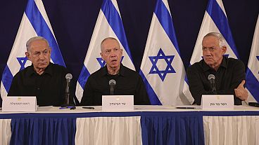Benjamin Netanjahu, a védelmi miniszter, Yoav Gallant és a háborús kabinetből kilépő Benny Ganc