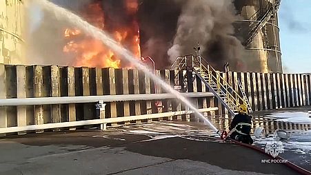 Πυροσβέστες επιχειρούν σε φωτιά σε αποθήκη καυσίμων στο Ροστόφ της Ρωσίας