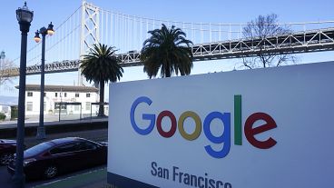 Imagen de un panel con el logo de la compañía Google en su sede de San Francisco.