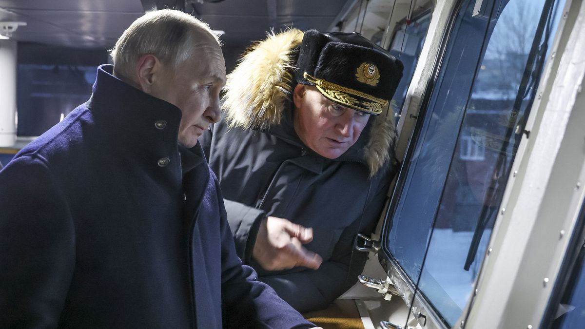 Военноморските сили на САЩ продължават да наблюдават отблизо руска подводница