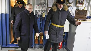 El Presidente ruso Vladimir Putin, a la izquierda, visita la fragata más nueva "Almirante de la flota Kasatonov" durante una ceremonia de izado de bandera.