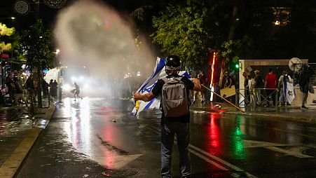 استخدمت الشرطة الإسرائيلية خراطيم المياه لتفريق متظاهرين أغلقوا طريقا خلال احتجاج ضد حكومة رئيس الوزراء الإسرائيلي بنيامين نتنياهو. 17 يونيو 2024