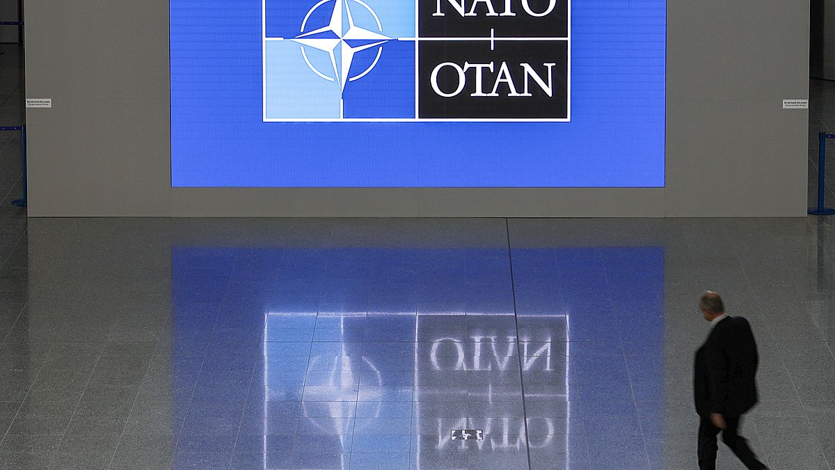 Ein Mann geht durch die Lobby des NATO-Hauptquartiers in Brüssel, Mittwoch, 16. November 2022 