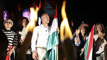 Ο Πέτερ Μαγιάρ τραγουδάει με τους υποστηρικτές του κατά τη διάρκεια της εκλογικής βραδιάς του κόμματος μετά τις εκλογές για το Ευρωπαϊκό Κοινοβούλιο και τις τοπικές εκλογές στη Βουδαπέστη, Ουγγαρία, νωρίς τη Δευτέρα 10 Ιουνίου.