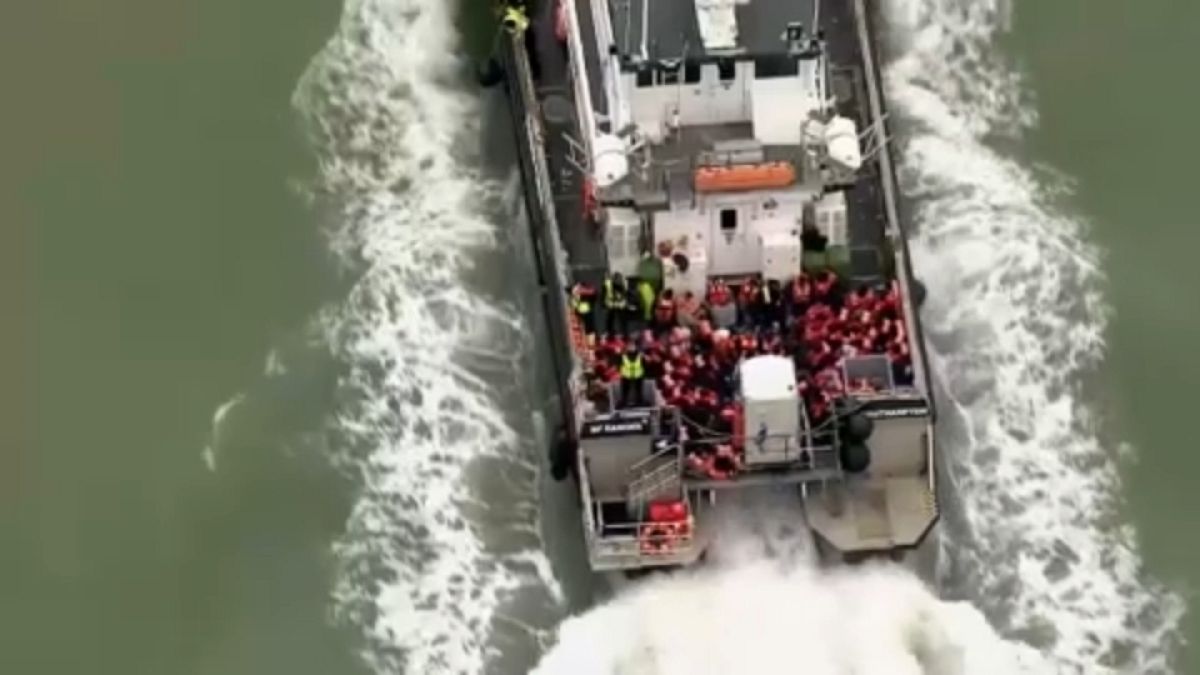 Лодка на граничните сили на Обединеното кралство с мигранти пристига в пристанището на Дувър