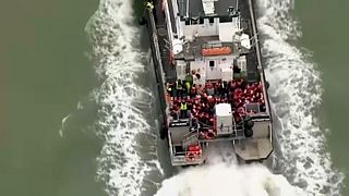 Imagen de un grupo de inmigrantes que son rescatados por una embarcación de la Fuerza de Fronteras del Reino Unido en el canal de la Mancha.