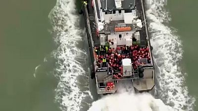 Imagens aéreas da Sky News mostram o barco com migrantes a atracar em Dover