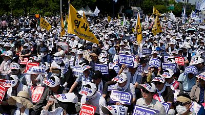 أعضاء الجمعية الطبية الكورية يحضرون مسيرة ضد السياسة الطبية للحكومة في سيول، كوريا الجنوبية، الثلاثاء 18 يونيو 2024.