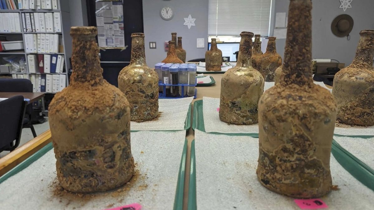 Imagen de varias botellas que contienen fruta, encontradas en los trabajos que se llevan a cabo en la propiedad de Mount Vernon.