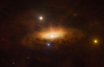 SDSS1335+0728 galaksisinin çevresindeki gazla beslenerek aydınlanmasını gösteren bir sanatçı izlenimi.