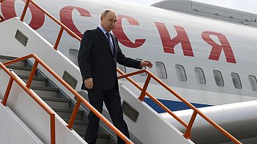 الرئيس الروسي فلاديمير بوتين ينزل الدرج لدى وصوله إلى مطار ياكوتسك