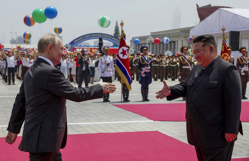 Der russische Präsident Wladimir Putin und Nordkoreas Staatschef Kim Jong Un während der offiziellen Begrüßungszeremonie in Pjöngjang am Mittwoch, den 19. Juni 2024..
