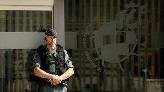 شرطي من الحرس المدني الإسباني يقف خارج مقر الاتحاد الإسباني لكرة القدم 