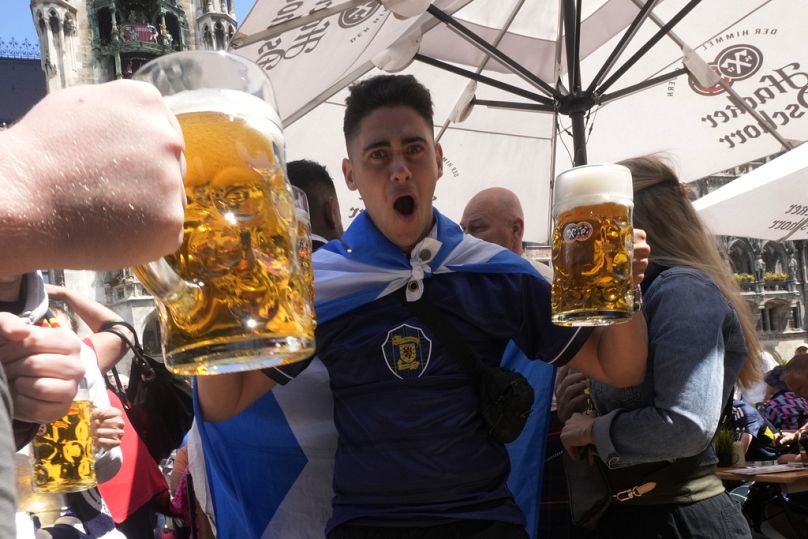 Adepto escocês bebe cerveja na praça "Marienplatz", junto à Câmara Municipal, no centro de Munique.