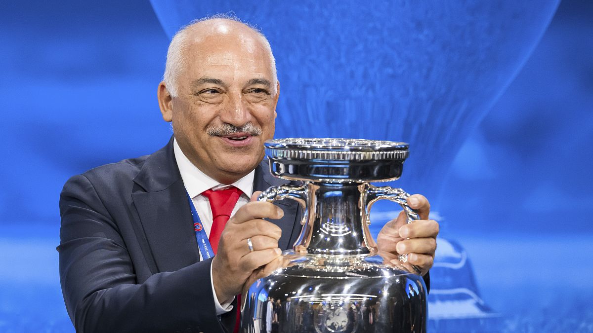 TFF Başkanı Büyükekşi, EURO 2024 kupasıyla beraber, 10 Ekim 2023, İsviçre - Nyon'da poz veriyor.