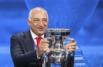 TFF Başkanı Büyükekşi, EURO 2024 kupasıyla beraber, 10 Ekim 2023, İsviçre - Nyon'da poz veriyor.
