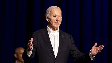 Präsident Joe Biden kommt zu einer Wahlkampfveranstaltung mit dem ehemaligen Präsidenten Barack Obama, moderiert von Jimmy Kimmel, im Peacock Theater, Samstag, 15. Juni 2024, in Los Angeles.