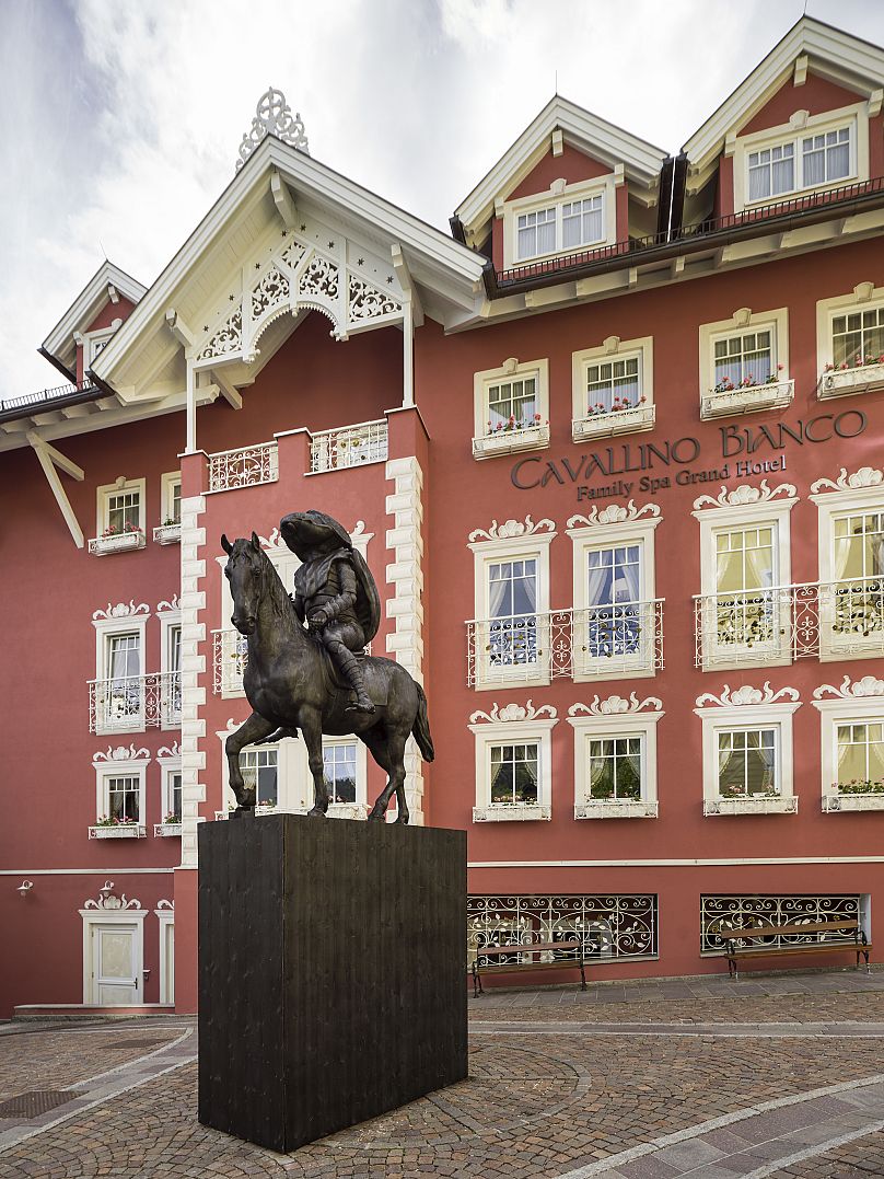Julius von Bismarck, Beatle a caballo, 2024. Piedra Madera de pino. 444 x 125 x 233 cm. Encargo de la Bienal Gherdëina 9. Con el apoyo del IFA - Institut für Auslandsbeziehung