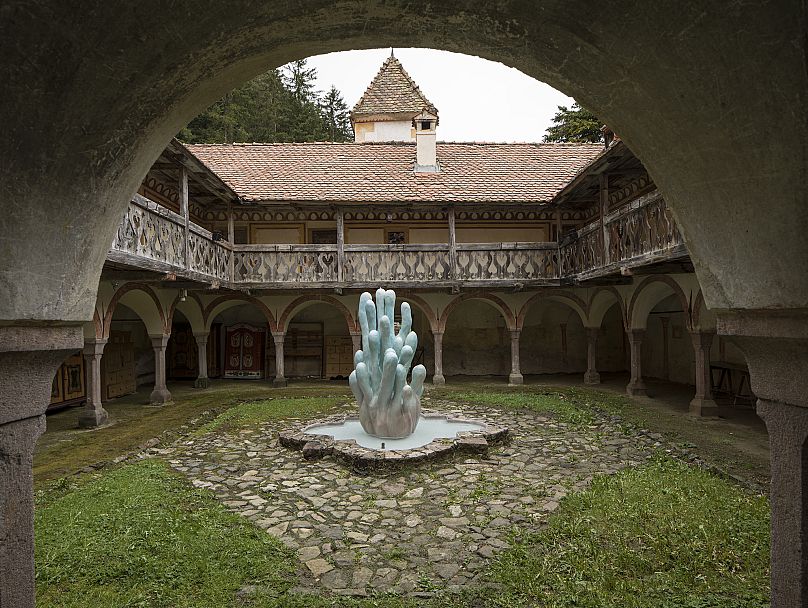Diana Policarpo, Anguane’s Fountain, 2024. Skulptur in Mischtechnik 280 x 120 x 120 cm. // Anguane’s Fountain, Stream (COBRACORAL), 2024. 