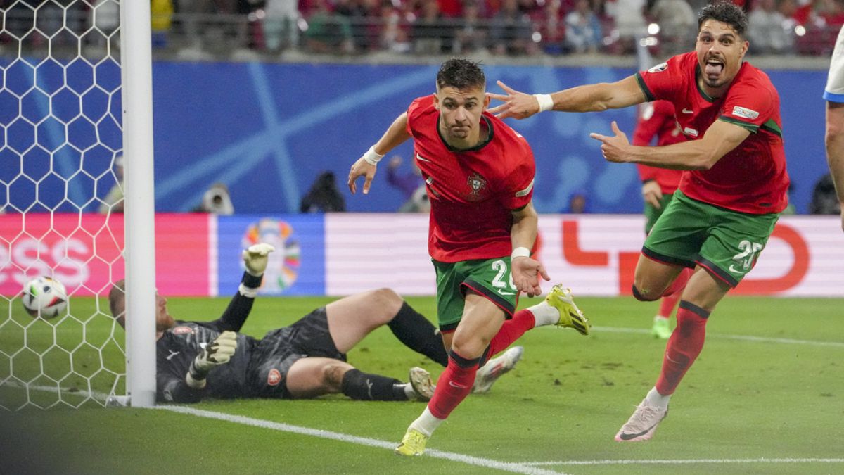 Portugals Francisco Conceicao (Mitte) bejubelt den zweiten Treffer seiner Mannschaft im Spiel der Gruppe F zwischen Portugal und der Tschechischen Republik