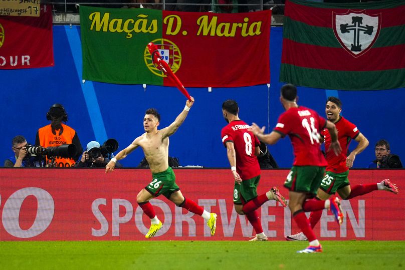 Der Portugiese Francisco Conceicao (links) feiert mit seinen Teamkollegen seinen Treffer gegen die Tschechische Republik.