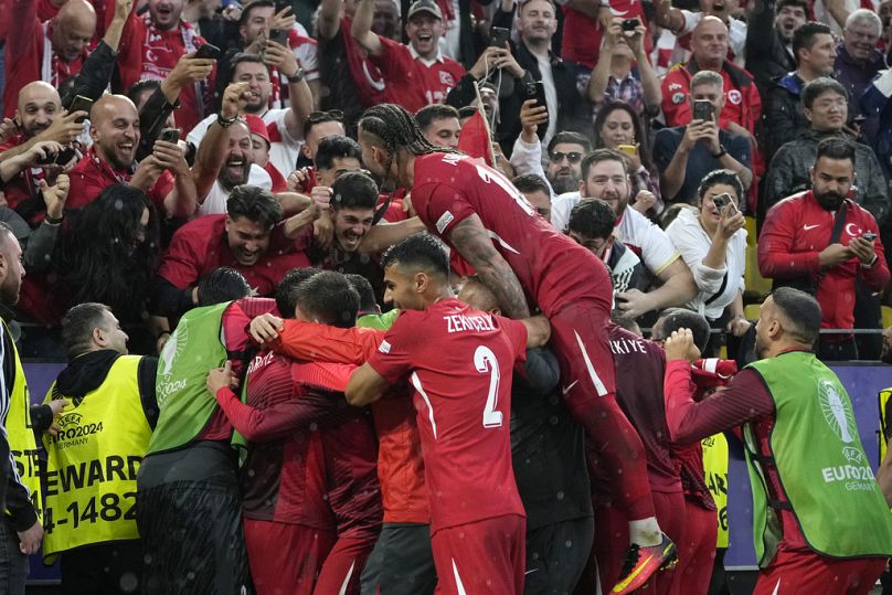 La Turchia festeggia il terzo gol che porta la squadra alla vittoria contro la debuttante Georgia
