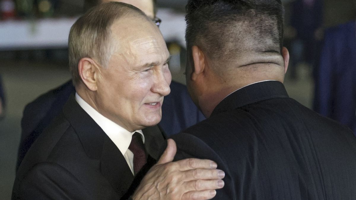 Imagen del presidente de Rusia, Vladímir Putin, siendo recibido por el líder norcoreano, Kim Jong-un, a su llegada a Pionyang. 