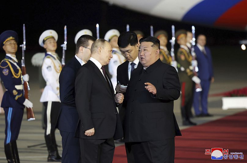 Putin recebido por Kim Jong Un em Pyongyang