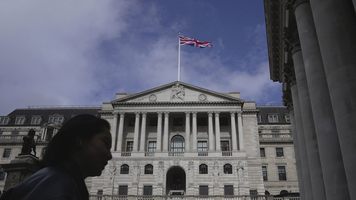 Нивото на инфлация в Обединеното кралство достига целта от 2%: Това сигнал ли е за намаляване на лихвите?