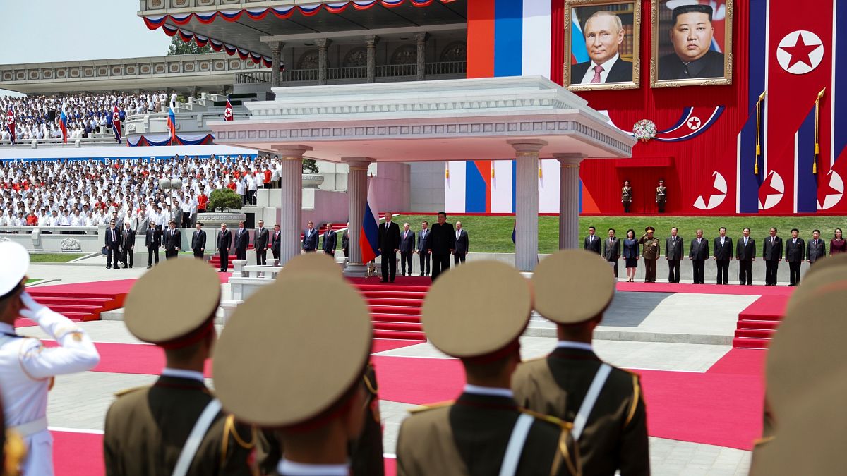 Putin foi recebido em Pyongyang com uma cerimónia de grandes dimensões