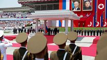 Putin foi recebido em Pyongyang com uma cerimónia de grandes dimensões