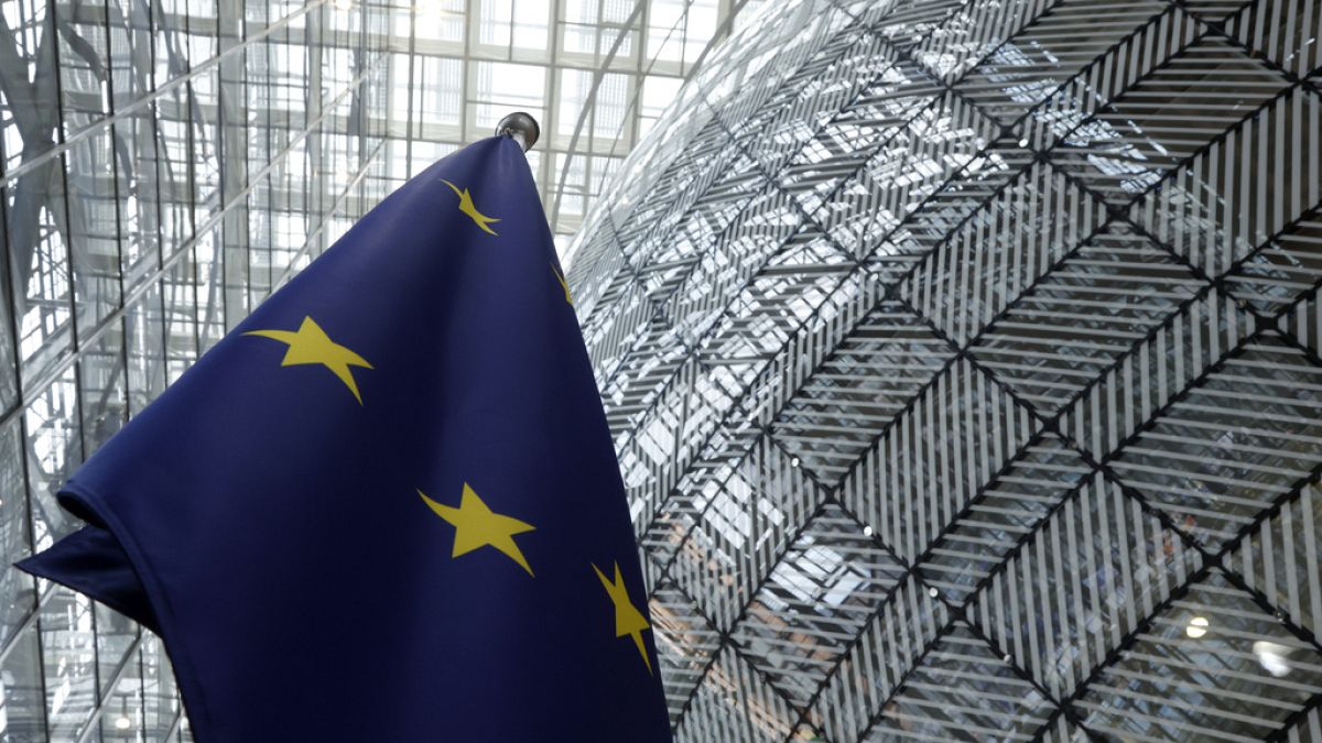Imagen de la bandera de la Unión Europea en el interior del atrio, durante una cumbre de la UE, en el edificio del Consejo Europeo en Bruselas, el lunes 17 de junio de 2024.