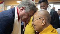 Il rappresentante repubblicano Michael McCaul viene accolto dal leader spirituale tibetano Dalai Lama, nella residenza del leader tibetano a Dharamshala, India, 19 giugno 2024