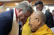 Il rappresentante repubblicano Michael McCaul viene accolto dal leader spirituale tibetano Dalai Lama, nella residenza del leader tibetano a Dharamshala, India, 19 giugno 2024