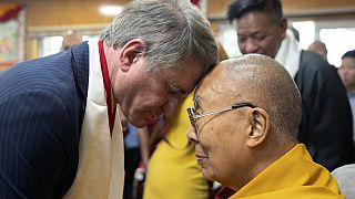 Il rappresentante repubblicano Michael McCaul viene accolto dal leader spirituale tibetano Dalai Lama, nella residenza del leader tibetano a Dharamshala, India, 19 giugno 2024