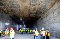 Des ouvriers visitent le chantier du tunnel de Fehmarn Belt sur l'île de Lolland, au Danemark, le 17 juin 2024, à l'occasion de la visite du roi Frederik X du Danemark. 