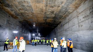 Des ouvriers visitent le chantier du tunnel de Fehmarn Belt sur l'île de Lolland, au Danemark, le 17 juin 2024, à l'occasion de la visite du roi Frederik X du Danemark. 
