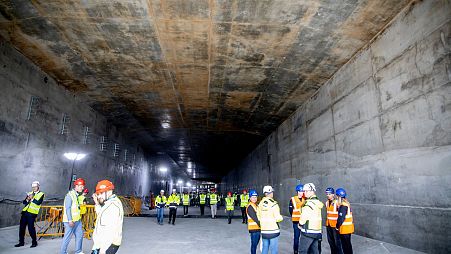 Arbeiter während des Besuchs des dänischen Königs Frederik X. auf der Baustelle des Fehmarnbelt-Tunnels auf der Insel Lolland, Dänemark, am 17. Juni 2024. 