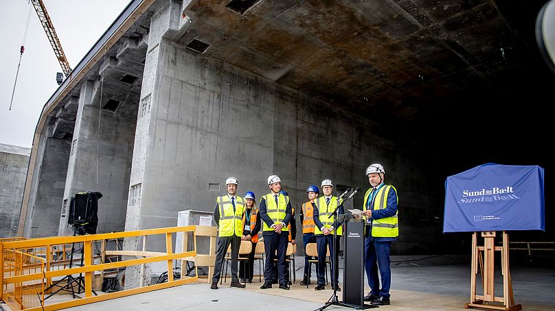 Le roi du Danemark Frederik X, à gauche, inaugure le premier élément du tunnel du Fehmarn Belt, sur l'île de Lolland, au Danemark, le 17 juin 2024.