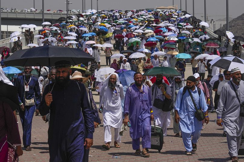 Des pèlerins musulmans utilisent des parapluies pour se protéger du soleil près de la ville sainte de La Mecque, en Arabie saoudite, le mardi 18 juin 2024.