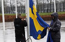 Μέλη του πρωτοκόλλου συνδέουν τη σουηδική σημαία καθώς προετοιμάζονται για την τελετή έπαρσης της σημαίας με αφορμή την ένταξη της Σουηδίας στην έδρα του ΝΑΤΟ στις Βρυξέλλες, Δευτέρα, 11 Μαρτίου 202