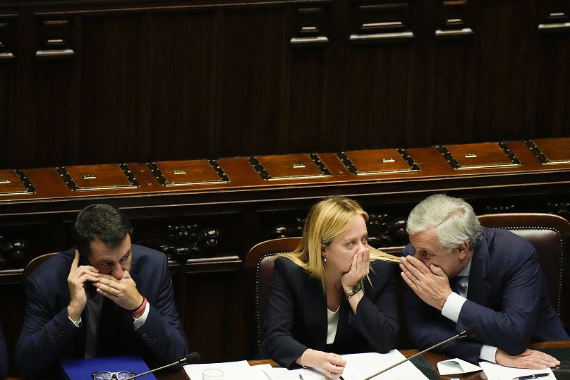 La premier Giorgia Meloni alla Camera dei Deputati con gli altri due leader della maggioranza: Matteo Salvini della Lega e Antonio Tajani di Forza Italia (25 ottobre 2022)