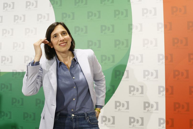 Demokrat Parti lideri Elly Schlein Avrupa Parlamentosu seçimlerinin ardından basın mensuplarını selamlıyor, Roma, Pazartesi, 10 Haziran 2024. 