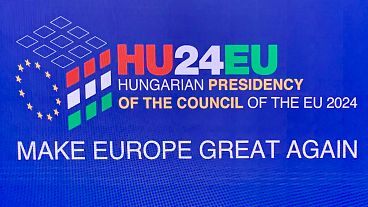 Kivetítőn a hivatalos logó az elnökségi programot ismertető, június 18-i budapesti sajtótájékoztatón