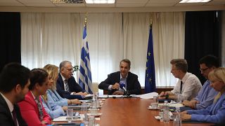 Ο Κυριάκος Μητσοτάκης  κάνει δηλώσεις μετά τη συνάντηση με τον υπουργό Ανάπτυξης Τάκη Θεοδωρικάκο (Κ-Α), κατά τη διάρκεια της επίσκεψής του στο υπουργείο Ανάπτυξης