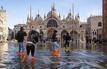ساحة سانت مارك التي غمرها المد البحري، في البندقية، إيطاليا، السبت 4 ديسمبر 2021. وصلت المياه إلى 99 سم فوق مستوى سطح البحر 